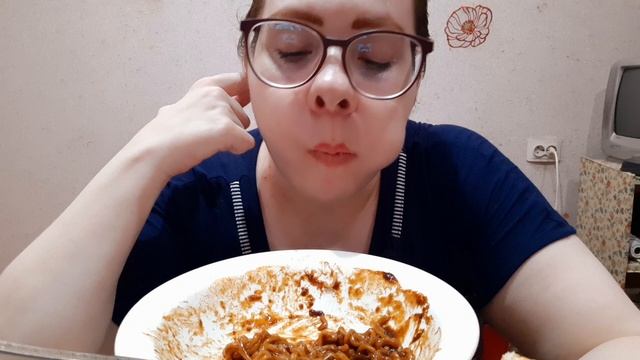 Мукбанг Доширак Чачжан мен, чизбургер/Про брак где женщина старше мужчины