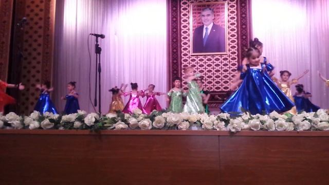 "Подари улыбку миру!" Танцевальное выступление. Мне 4 годика. Я в центре в зелёном платье))? смотреть онлайн