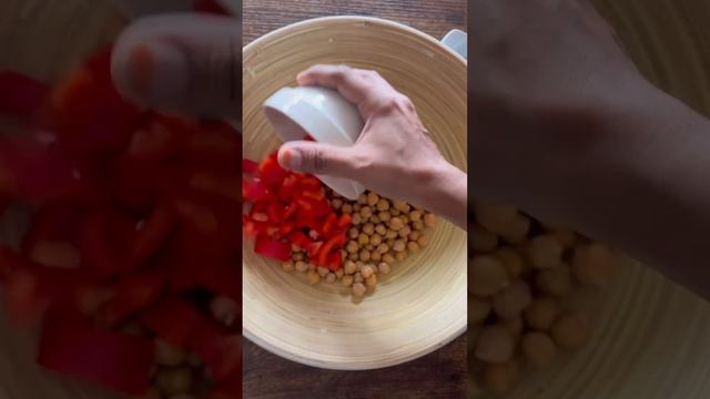 Cucumber chickpeas #saladrecipe with feta. #shortsvideo #shortsfeed #shortsviral смотреть онлайн