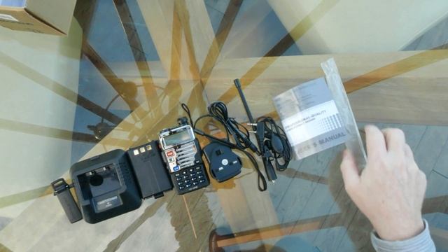 Baofeng UV-5R + 5W VHF/UHF transceiver un-boxing, power-up & settings (4K) смотреть онлайн