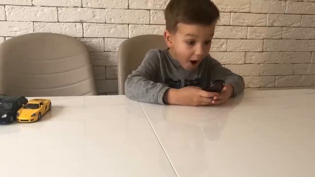 Превратил машинку Порше в телефон и заказал пиццу. Видео для детей. смотреть онлайн