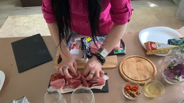 Мясная и сырная нарезка Быстрое блюдо и украшение стола смотреть онлайн