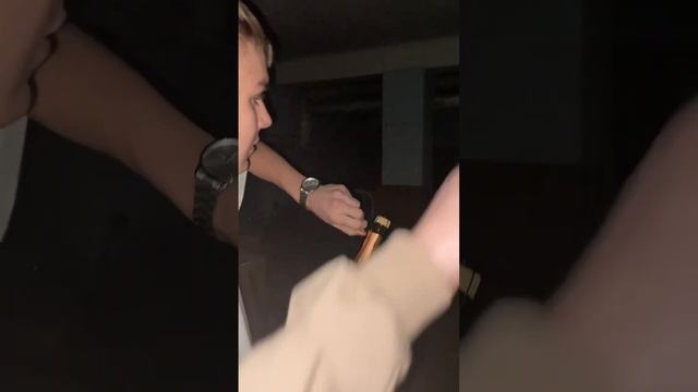 Взорвалась бутылка в руках????? смотреть онлайн