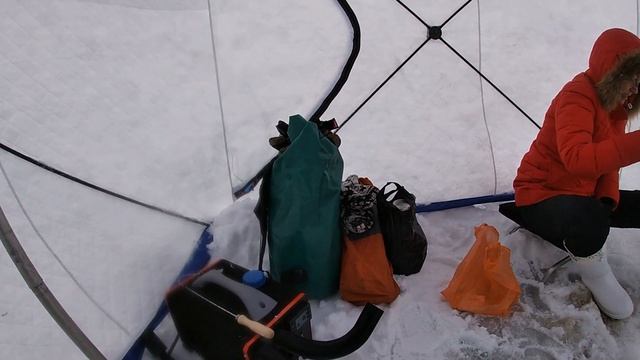 С женой на зимней рыбалке| Она решилась на это? смотреть онлайн