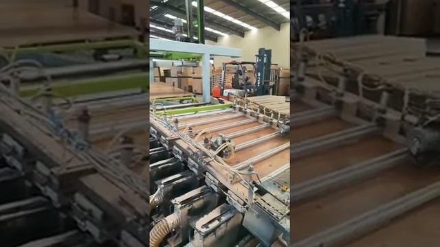 УЧАСТОК ПИЛЕНИЯ ПЛОСКИХ И РЕЛЬЕФНЫХ ПЛИТ ЛАМИНАТА 2 (Станок для получения плит 1400х193мм) смотреть онлайн