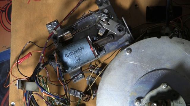 Rebuilding pinball flippers - Bally Black Rose WPC - Pt 1 - PinballHelp.com смотреть онлайн