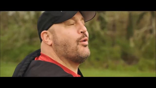 Игра в бейсбол | Кевин Джеймс смотреть онлайн