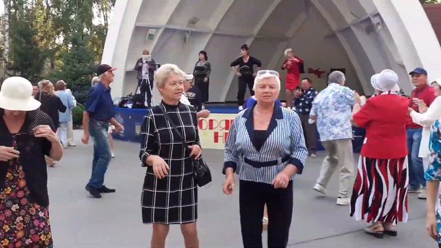 НЕ РАЗРЕШИЛА МНЕ МАМА ТВОЯ НА ТЕБЕ ЖЕНИТЬСЯ!💃🕺🙂/ВЕСЁЛЫЕ ТАНЦЫ В ПАРКЕ ГОРЬКОГО ХАРЬКОВ СЕНТЯБРЬ 202 смотреть онлайн