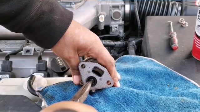 HOW TO CLEAN OR REPLACE A EGR VALVE P0404 P0406 P2413 TUTORIAL смотреть онлайн
