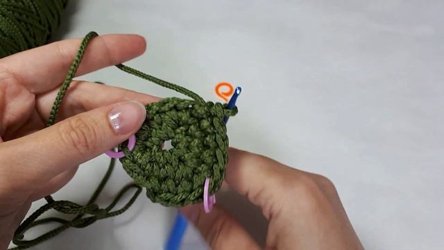 Треугольная сумка Часть1. Ровный треугольник крючком смотреть онлайн