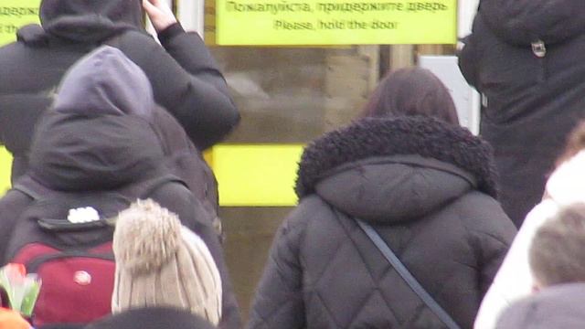 МЕТРО ПАРНАС ЛЮДИ ИДУТ ЧЕРЕЗ ДОРОГУ смотреть онлайн