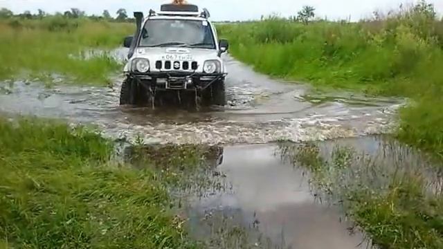 Suzuki Escudo & Suzuki Jimny in water смотреть онлайн