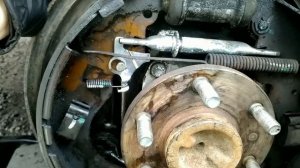 Как снять тормозной барабан Nissan Navara ??