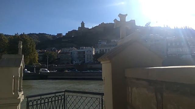 Храм на берегу Куры. А выше стоит В. Горгасал на коне. Метехи. Тбилиси.Tbilisi.Georgia. смотреть онлайн