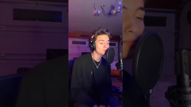 Noah Urrea cantando Love Back - Why Don't We смотреть онлайн