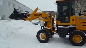 Фронтальный погрузчик Laigong ZL20 на уборке снега