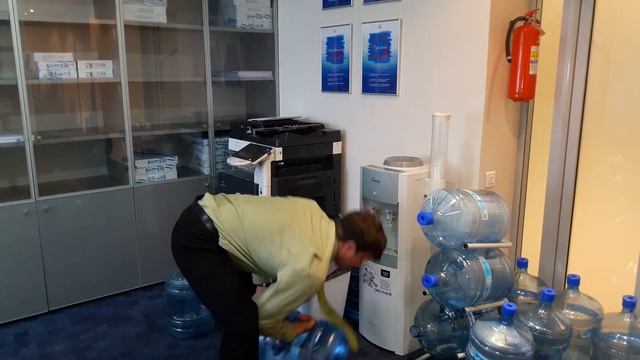 Установка бутыля (19 л) одной рукой / Installation of the bottle (19 l) with one hand. смотреть онлайн