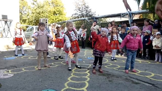 Очень красивый и нежный танец с осенними листьями в детском саду смотреть онлайн