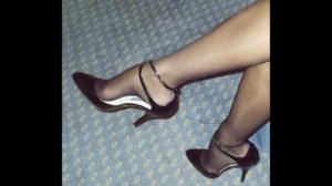 Нежные ножки девушек в капроновых чулках!