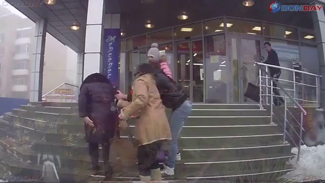 В Новочеркасске уборщица поливала ступеньки крыльца и пандус смотреть онлайн