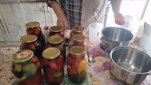 Три вкуснейших маринада помидор на зиму?С морковной ботвой// С бархатцами// С чесноком и базиликом? смотреть онлайн