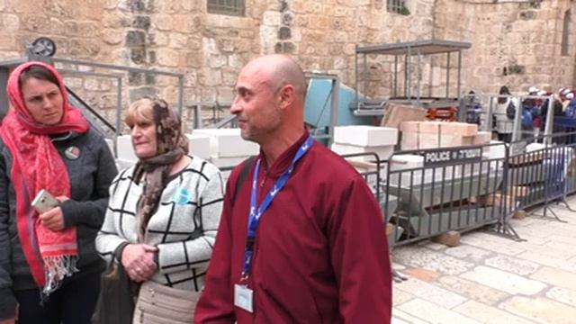 Рассказ у входа в Храм Гроба Господня, Иерусалим