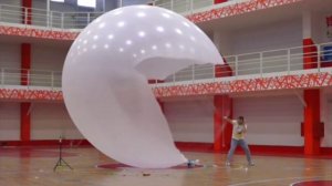 Дюшес взорвал огромный пяти метровый шар