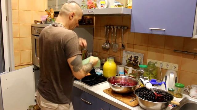 Как приготовить натуральную смесь из чёрной смородины с мёдом для заморозки на зиму. смотреть онлайн