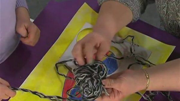 Гусеница из помпонов. Caterpillar of pompons.