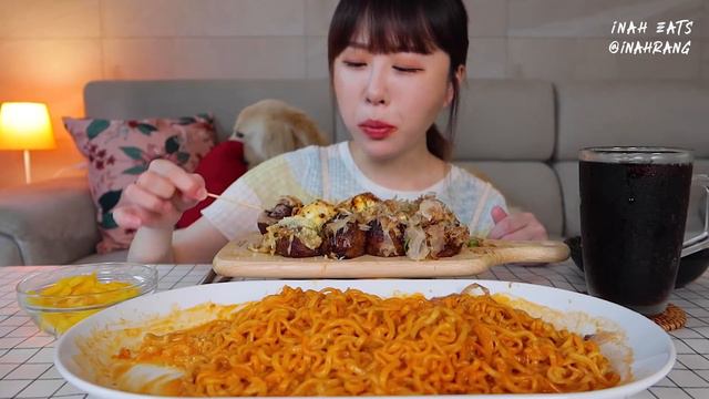 이거 완전 취향저격이잖아..?🤭🤭 4가지 치즈 불닭볶음면과 각종 타코야끼 가득 먹방! Cheese fire spicy noodles, Takoyaki MUKBANGㅣASMR смотреть онлайн