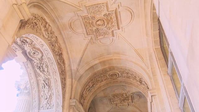 Лувр, Сад Тюильри ,Триумфальная арка на площади Каррузель в Париже. Это очень красиво. смотреть онлайн
