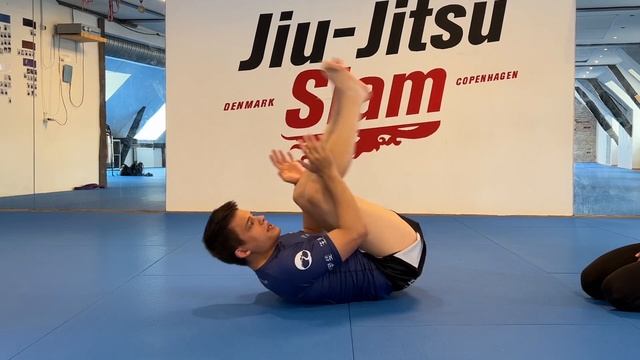 Introduction to the kipping mount escape for beginners in NOGI BJJ смотреть онлайн