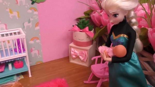 Baby at home ! Elsa & Anna toddlers - someone is jealous - sleeping - joy