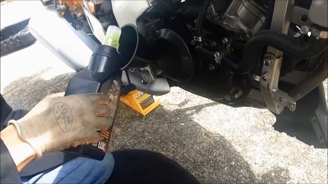 DIY: Honda 2012 CBR 125R Oil Change & Spark Plug Change смотреть онлайн