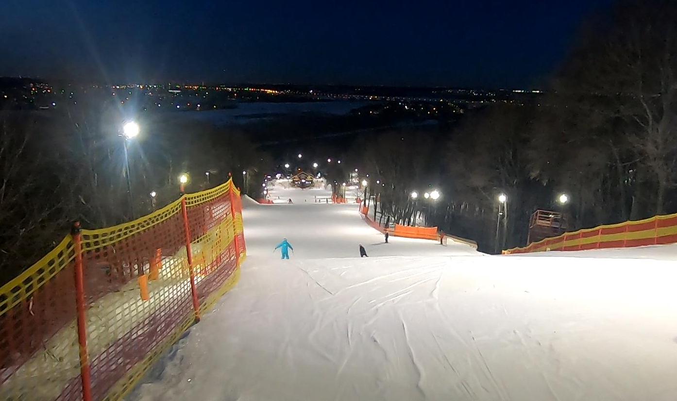 Спуск по трассе Звезда. Горнолыжный клуб Гая Северина. смотреть онлайн