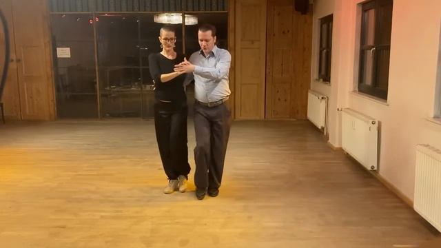 Tango mit Angela & Andreas, Zsfg. Online Unterricht 7.4.2021 „Dynamische Drehung mit Sacada“ смотреть онлайн