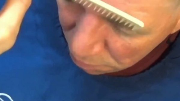 Как подстричь брови? Триммером? // Shaping men's eyebrows // How to cut eyebrows // Shaving eyebrow