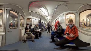 Поездка в Петербургском метро от станции Проспект Просвещения до станции Сенная площадь в 360°