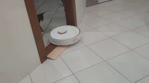Робот пылесос Xiaomi Roborock преодолевает порог в ванной