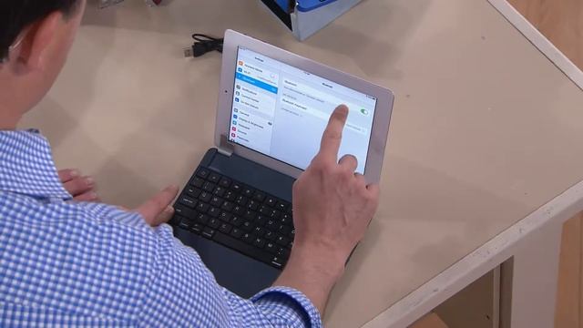 Ultra Thin Bluetooth Keyboard for Full Size iPad 2, 3 or 4 with Dan Hughes смотреть онлайн