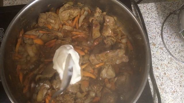 Куриная печень с овощами в сметанном соусе смотреть онлайн