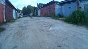 Разбиваю киркой вздутый аккумулятор у Powerbank Xiaomi 20000 mah