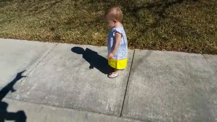 Папа напугал свою маленькую дочку смотреть онлайн