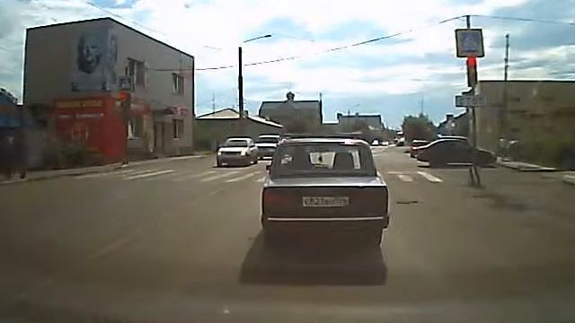 Дпс едут на запрещающий сигнал светофора. Г. Ужур Красноярский край смотреть онлайн