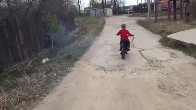 Детский мотоцикл, первый выезд смотреть онлайн