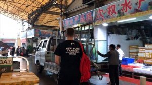 Китайский продуктовый рынок с живой едой. Часть 1. Обзор с ценами. Русские в Китае.