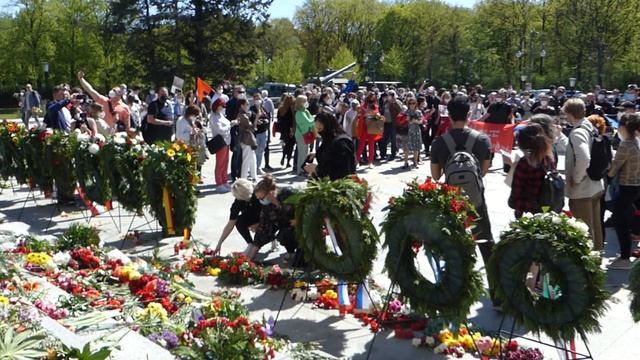 9 мая 2021 День победы Ночные волки в Берлине Тиргартен смотреть онлайн