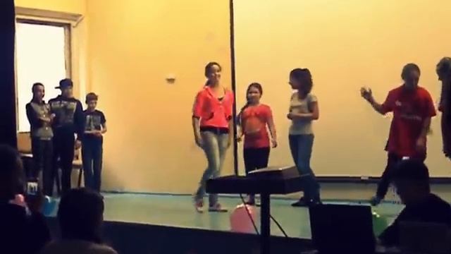 танцы в школе. 7 "А" с 9-ой минуты наши танцуют смотреть онлайн