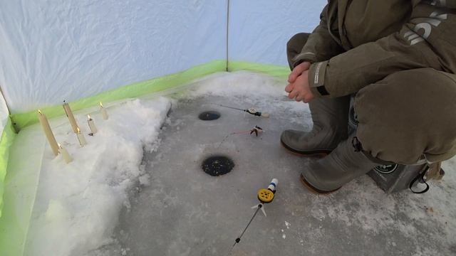 ОКУНЬ КЛЮЁТ ОДИН ЗА ОДНИМ, НЕ УСПЕВАЕШЬ НАСАЖИВАТЬ! ПОДНЯЛ МОРМЫШКУ МЕТР ОТ ДНА И ДЕЛО ПОШЛО! смотреть онлайн