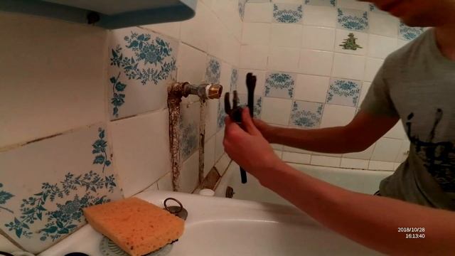 Как поставить смеситель на не стандартные трубы. Лайвхак. смотреть онлайн